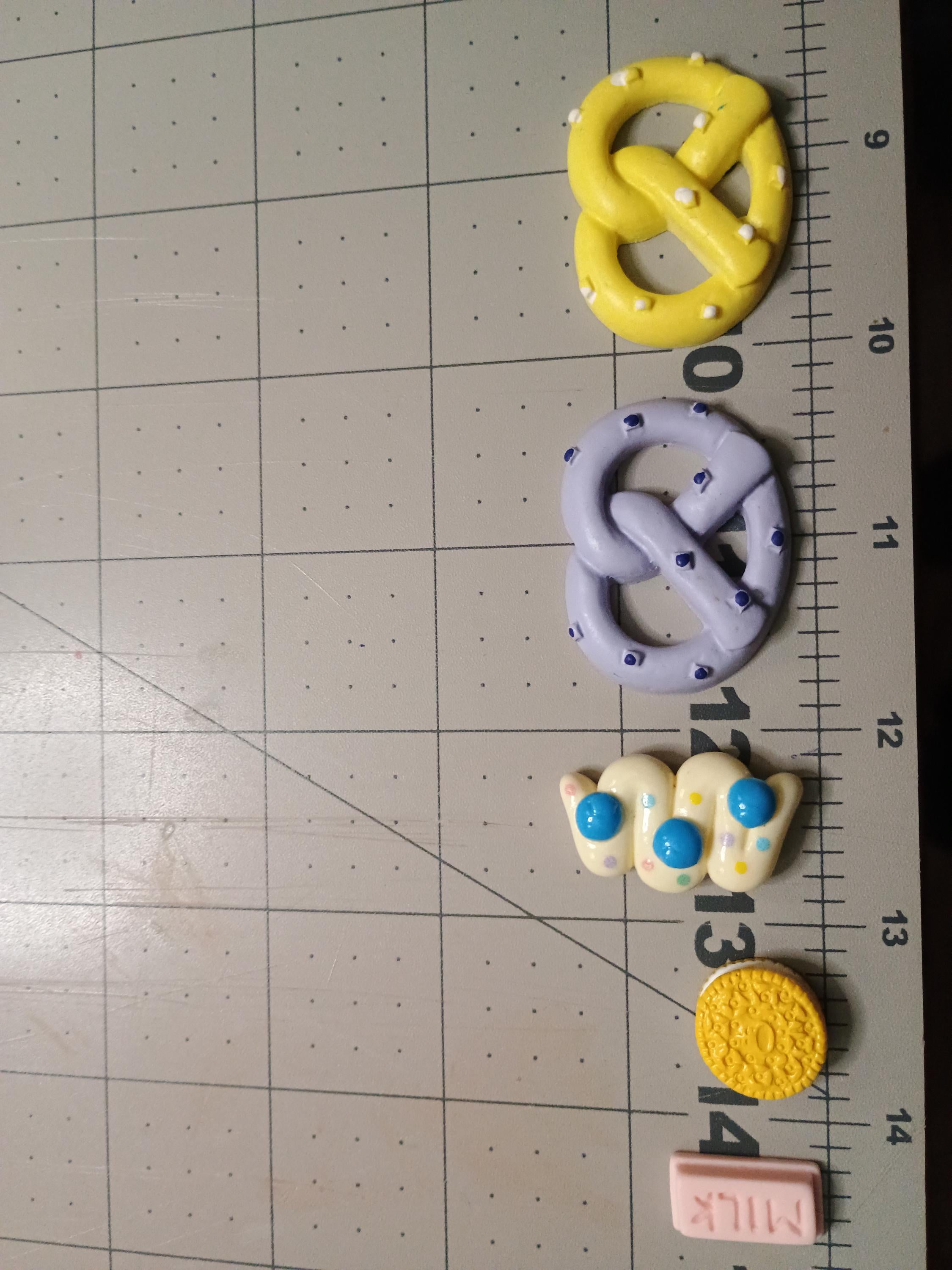 Pretzel mix cabachons